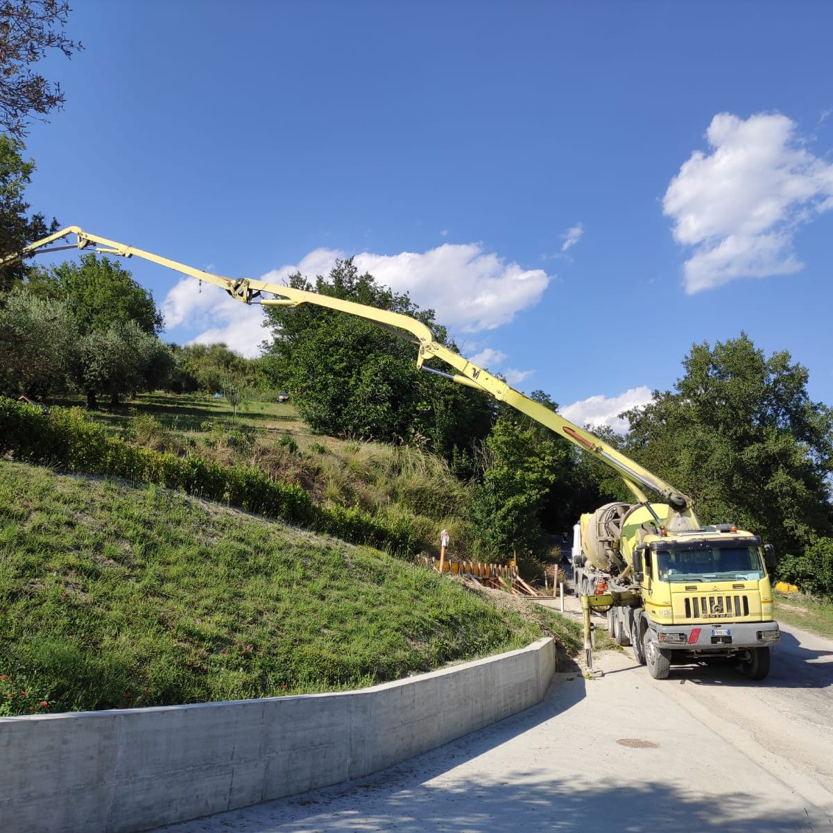 getto con betonpompa astra con braccio aperto