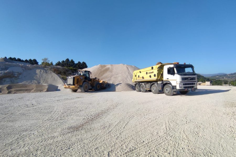 carico inerte con motopala su ribaltabile volvo