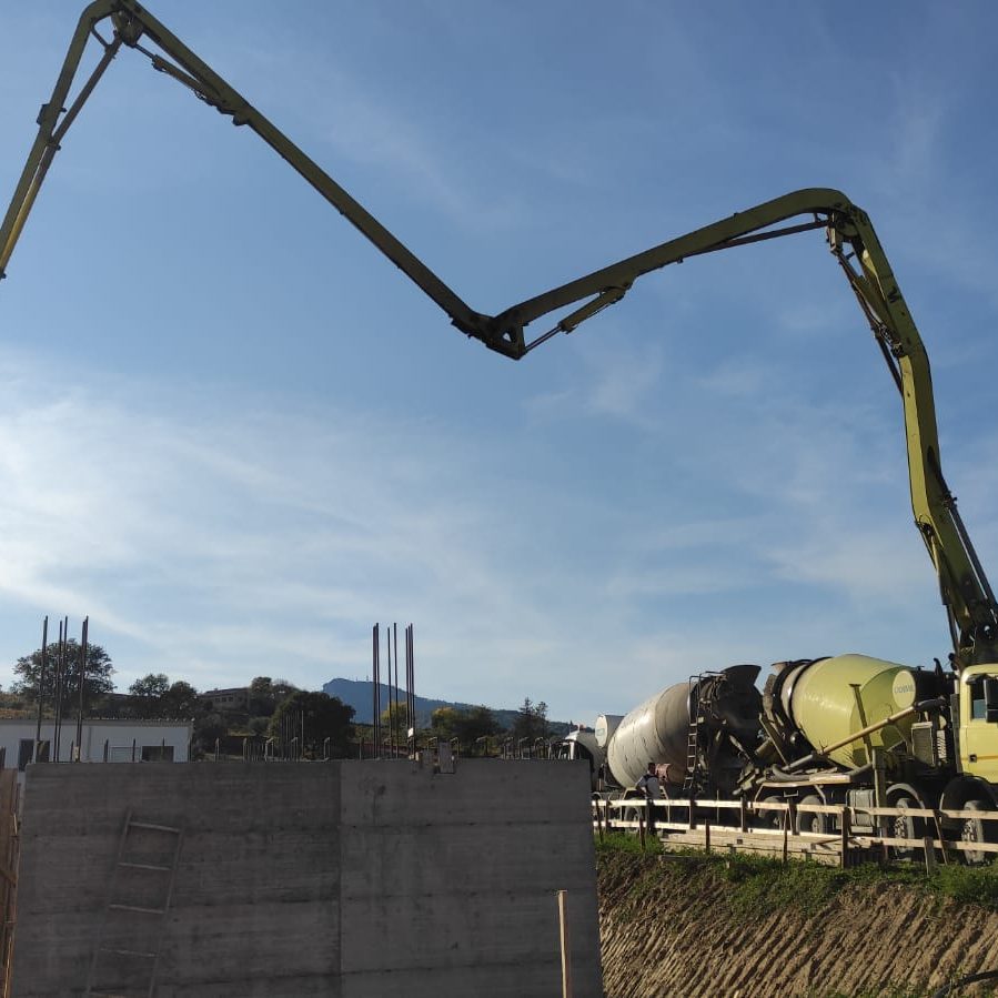 getto con betonpompa con braccio aperto